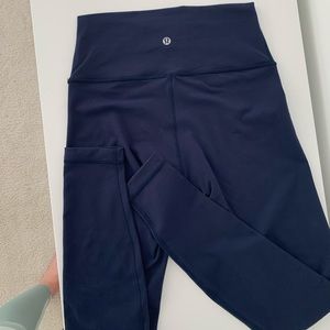 LuluLemon Wunder Under Liggings - Size 6 - Navy